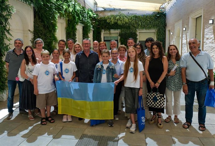 Bienvenida en Diputación a los niños ucranianos que pasarán el verano en Huelva.
