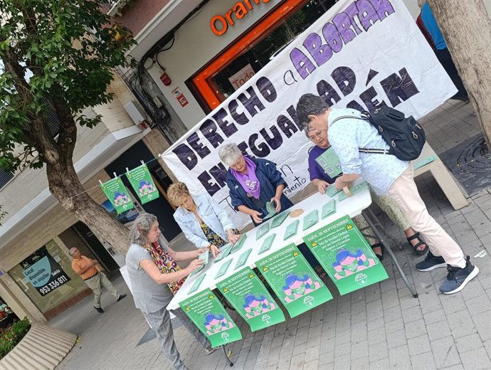 Archivo - Reparto por Feministas 8M de la guía informativa sobre el derecho al aborto/Archivo