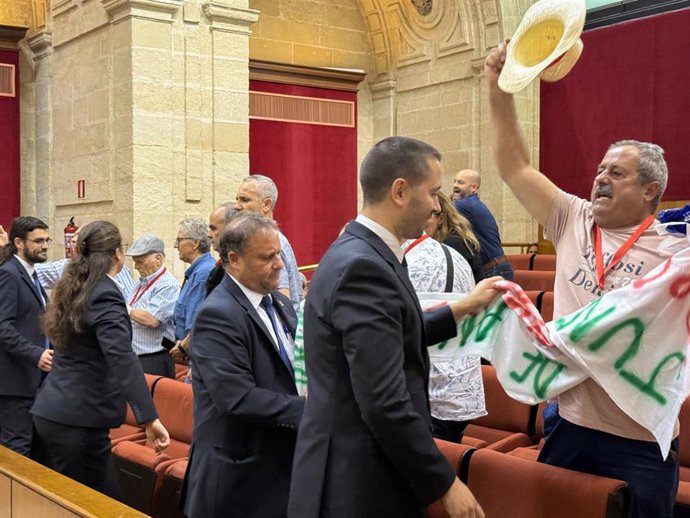 Vecinos de Cazorla protestan por la situación del centro de salud durante la sesión de control en el pleno del Parlamento andaluz.