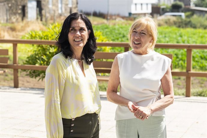 La secretaria general del PPdeG, Paula Prado, se reúne con la alcaldesa de Trazo, Fina Suárez.