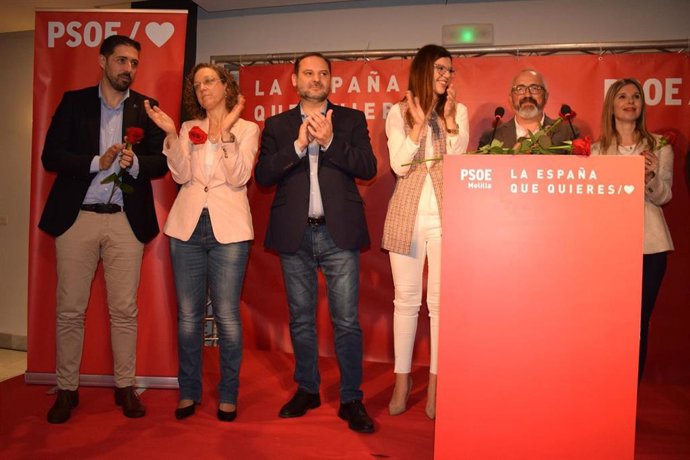 La delegada del Gobierno en Melilla y secretaria general del PSOE en la ciudad, Sabrina Moh, junto a José Luis Ábalos.