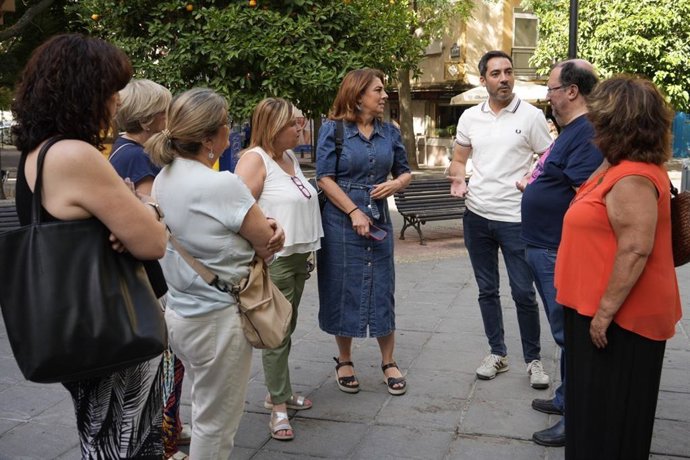 La portavoz socialista en el Ayuntamiento de Granada, Raquel Ruz, en el centro flanqueada por los ediles Nuria Gutiérrez y Eduardo Castillo, ha visitado el entorno de Plaza de Toros-Doctores