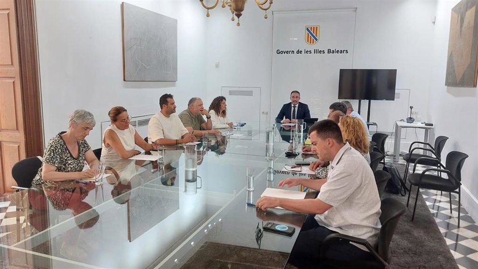 El conseller de Vivienda, Territorio y Movilidad, José Luis Mateo, reunido con el alcalde de sa Pobla, Biel Ferragut, y otros representantes de los grupos municipales para hablar sobre la línea de tren Palma-Alcúdia.