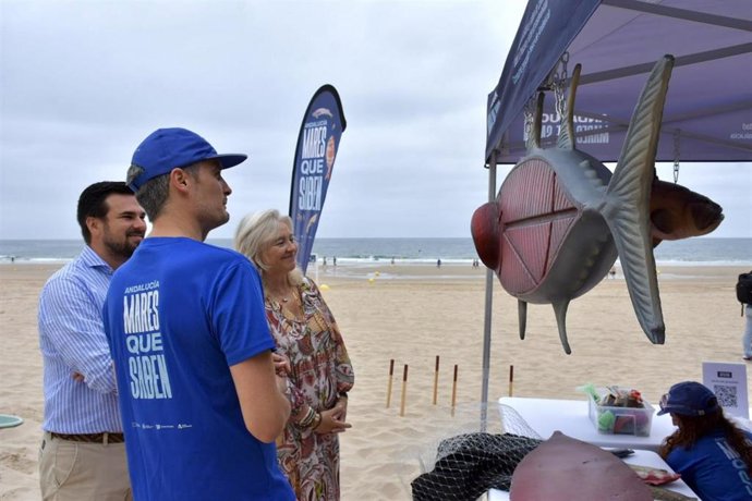 Mercedes Colombo presentando la campaña 'Andalucía, Mares que saben' en la playa Victoria de Cádiz.