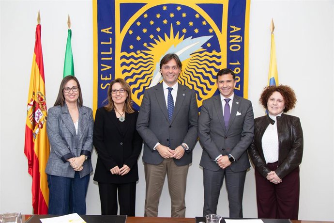 Archivo - Representantes de la UPO e Icoes tras la firma del nuevo convenio y sus microcredenciales.