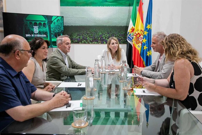 La presidenta extremeña, María Guardiola, en la reunión con miembros de la Plataforma 430.