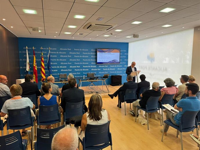 El presidente de Avecal, Vicente Pastor, durante la asamblea general ordinaria de la patronal del calzado, celebrada este jueves en el Puerto de Alicante