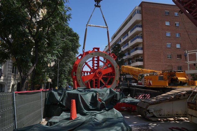 Trabajos de instalación de la rueda de corte de la tuneladora que trabaja en las obras de la L9
