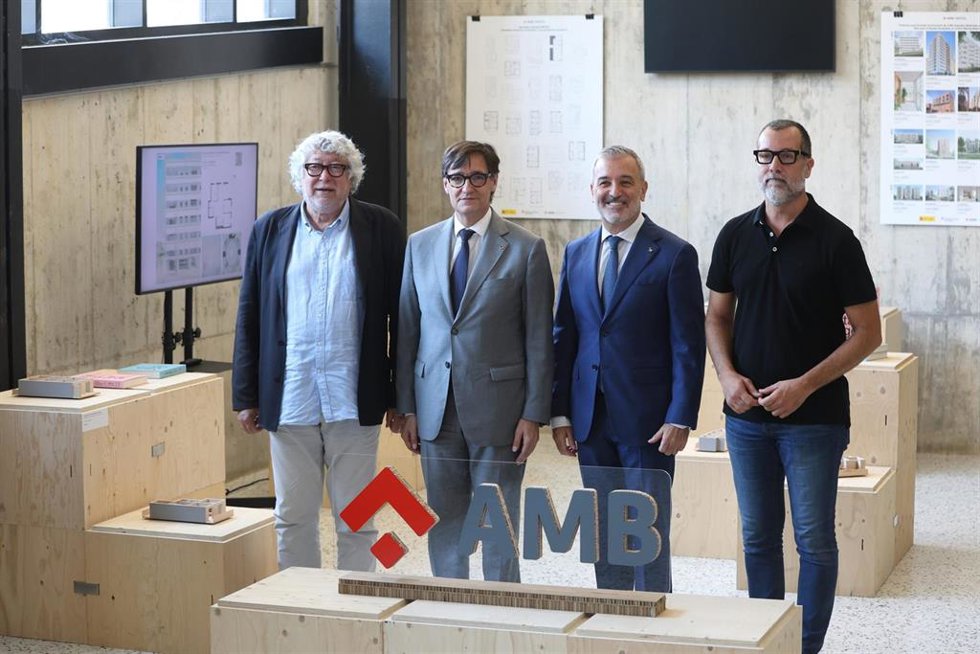 Foto de família en la jornada 'Polítiques dhabitatge a lrea metropolitana de Barcelona' con el presidente de la Generalitat, Salvador Illa, y el alcalde de Barcelona y presidente de la AMB, Jaume Collboni, en el centro de la imagen.