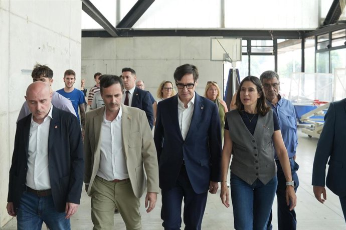 El presidente de la Generalitat de Cataluña, Salvador Illa (c) y la consellera de Interior de la Generalitat, Nùria Parlon (1d), llegan al puesto de control de Totosa, a 8 de julio de 2025, en Tortosa, Tarragona.