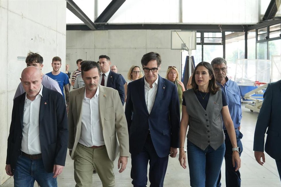 El presidente de la Generalitat de Cataluña, Salvador Illa (c) y la consellera de Interior de la Generalitat, Nria Parlon (1d), llegan al puesto de control de Totosa, a 8 de julio de 2025, en Tortosa, Tarragona.