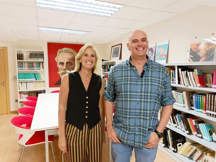 El secretario general de la Agrupación Socialista de Gijón, Monchu García, y la portavoz de la Ejecutiva local, Lara Martínez, antes de la Asamblea Ordinaria del PSOE gijonés, en la Casa del Pueblo.