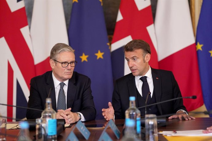 10 de julho de 2025, Reino Unido, Londres: O primeiro-ministro do Reino Unido, Keir Starmer, e o presidente da França, Emmanuel Macron, participam de uma plenária na Cúpula Reino Unido-França, em Downing Street, Londres, no terceiro dia da visita de Estad