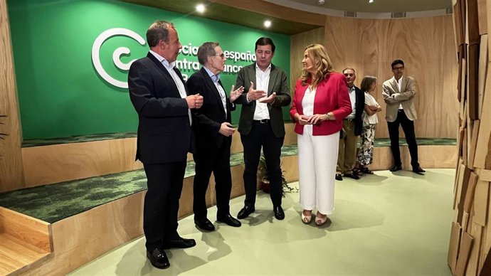 El presidente de la Junta de Castilla y León, Alfonso Fernández Mañueco, inauguró la sede de la AECC de Burgos este jueves con los presidentes nacional Ramón Reyes  (ambos centro) y el provincial, Eduardo González y la alcaldesa de Burgos, Cristina Ayala.