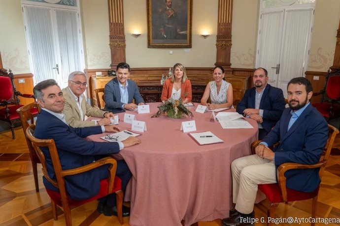 Los alcaldes de los siete municipios de la comarca durante la reunión