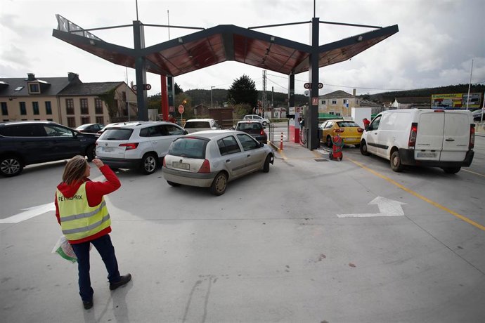 Archivo - Una trabajadora de la gasolinera y vehículos en la gasolinera Petroprix de Ribadeo, a 2 de enero de 2024, en Ribadeo, Lugo, Galicia (España).