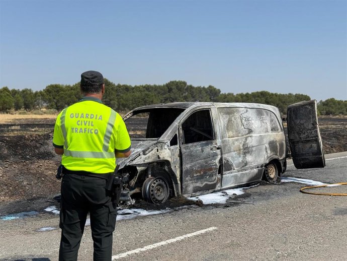 El vehículo incendiado que ha causado un incendio en un campo de cereal.