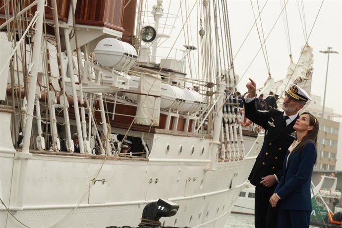 Archivo - Los Reyes Felipe VI y Letizia en su última visita a Cádiz con motivo de la salida del Juan Sebastián Elcano.