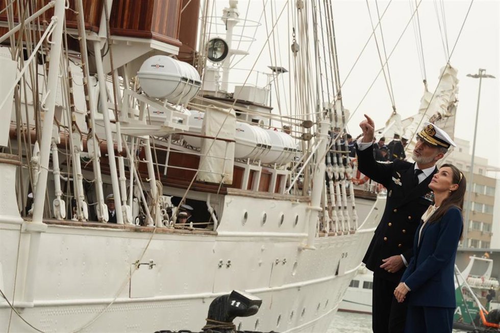 Archivo - Los Reyes Felipe VI y Letizia en su última visita a Cádiz con motivo de la salida del Juan Sebastián Elcano.