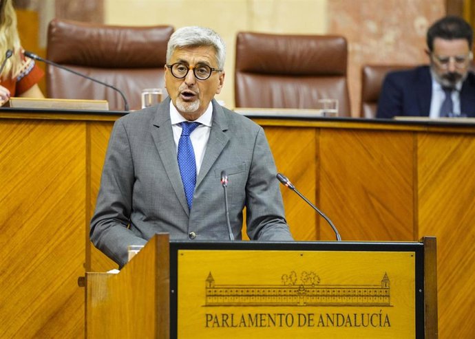 El diputado socialista Josele Aguilar, este jueves en su defensa de la PNL en el Pleno del Parlamento.