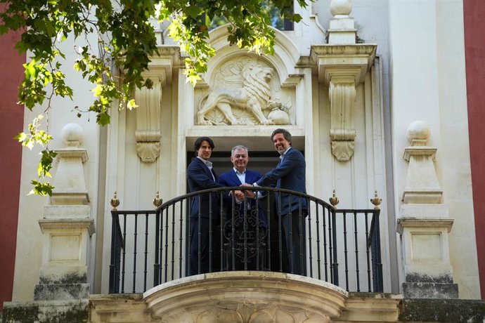 El alcalde de Sevilla, José Luis Sanz, junto al presidente y CEO Mundial de Four Seasons y de Francisco J. Melia, Alejandro Reynal, y el socio fundador de Blasson, Enrique Benjumea.