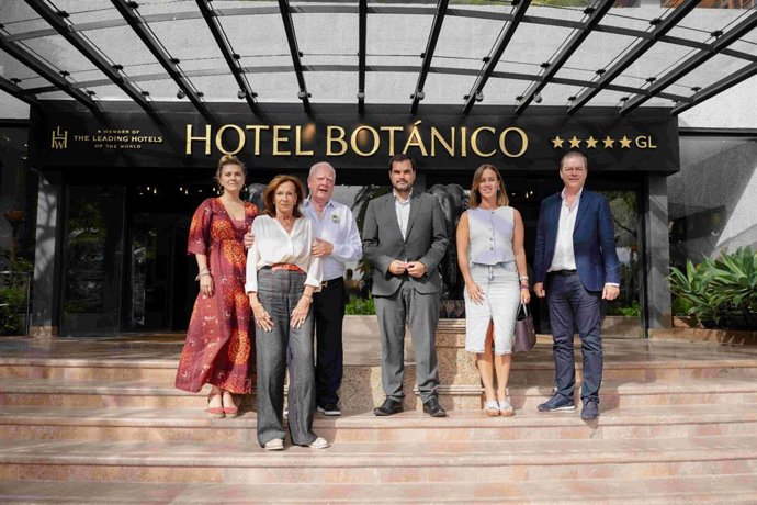 De izquierda a derecha: Cybell Kiessling, Brigitte Kiessling, Wolfgang Kiessling, Leopoldo Afonso, Desirée Díaz, y Christoph Kiessling, durante la visita a las obras del Hotel Botánico