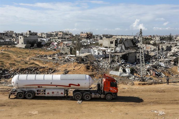 Archivo - Un camión cargado con combustible en el paso de Kerem Shalom, en la frontera con la Franja de Gaza