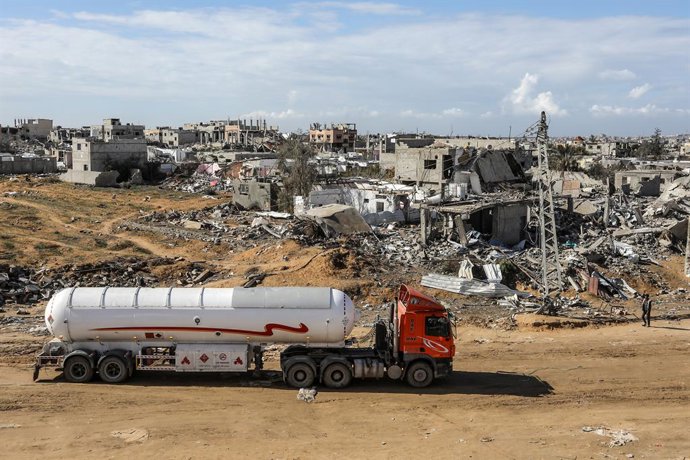 Archivo - 23 January 2025, Palestinian Territories, Rafah: A fuel truck enters through the Kerem Shalom crossing from Egypt into the Gaza Strip, days after the ceasefire agreement between Israel and Hamas entered into force. Photo: Abed Rahim Khatib/dpa