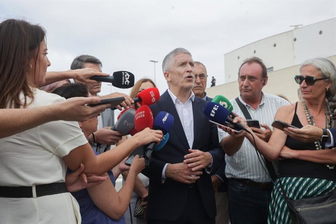 O Ministro do Interior, Fernando Grande-Marlaska, fala com a mídia no início da visita aos agentes destacados na Operação Cruzando o Estreito de Gibraltar. Em 10 de julho de 2025, em Tarifa, Cádiz (Andaluzia, Espanha). O Ministro do Interior, Fernando Gr