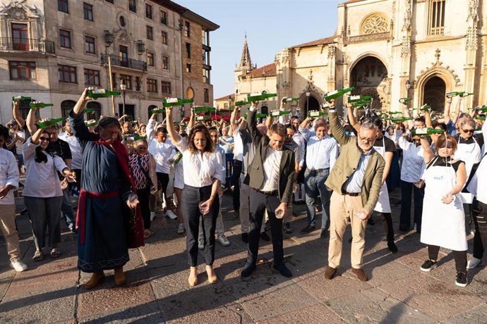 Escanciado simultáneo de sidra en la plaza de la Catedral de Oviedo.