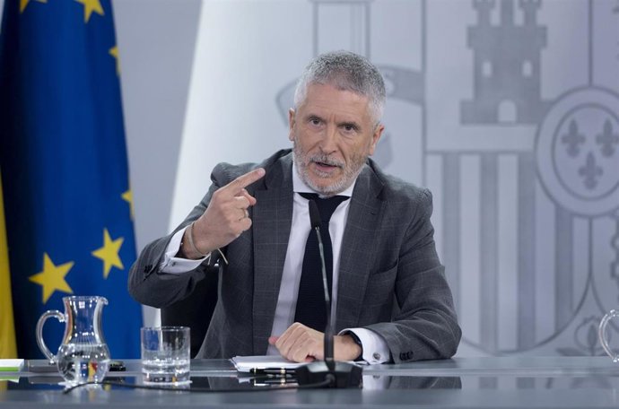 El ministro de Interior, Fernando Grande-Marlaska, durante una rueda de prensa posterior a la reunión del Consejo de Ministros, en el Palacio de La Moncloa, a 8 de julio de 2025, en Madrid (España).