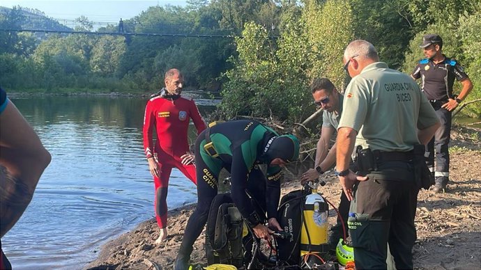 Efectivos del GEAS de la Zona de la Guardia Civil de Asturias en el río Nalón.