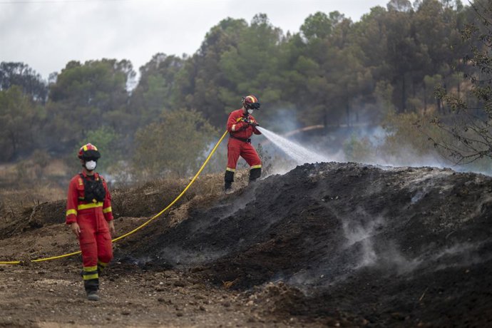 Efectius de la UME treballen en una zona afectada per l'incendi, a 9 de juliol de 2025, a Xerta, Tarragona, Catalunya (Espanya).