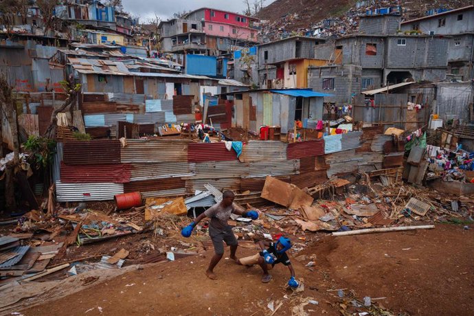 Archivo - FILED - 20 December 2024, France, Mamoudzou: Boys play boxing in the Kawani district of the town of Mamouzou on the French territory of Mayotte in the Indian Ocean. Angry residents of Mayotte, the French overseas territory hit by a cyclone, conf
