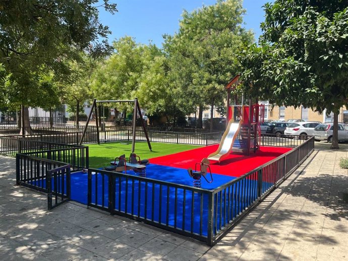 Uno de los parques infantiles donde se ha renovado el suelo de seguridad.