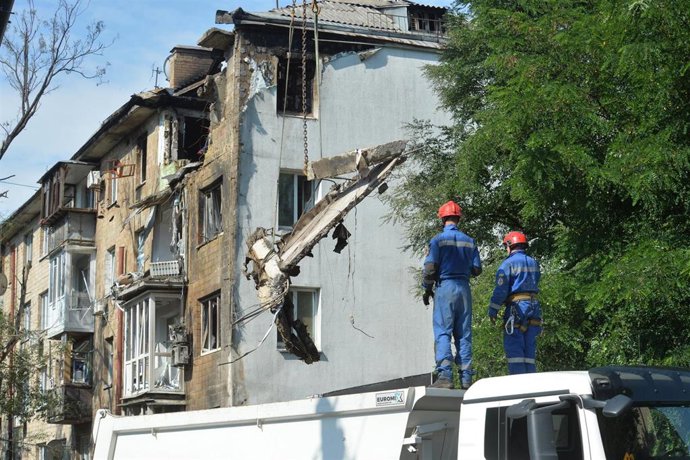 Servicios de emergencia tras un ataque ruso en Kiev (Ucrania)