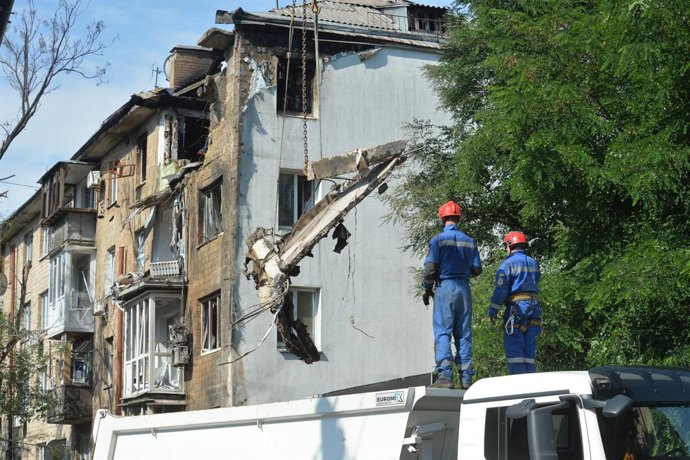 Serviços de emergência após um ataque russo em Kiev (Ucrânia)