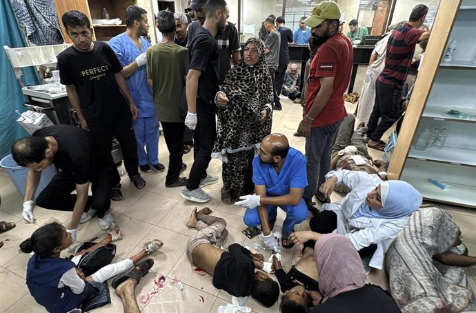 Un menor es atendido en el hospital tras resultar herido por una bomba del Ejército israelí en Deir al Balá, Gaza