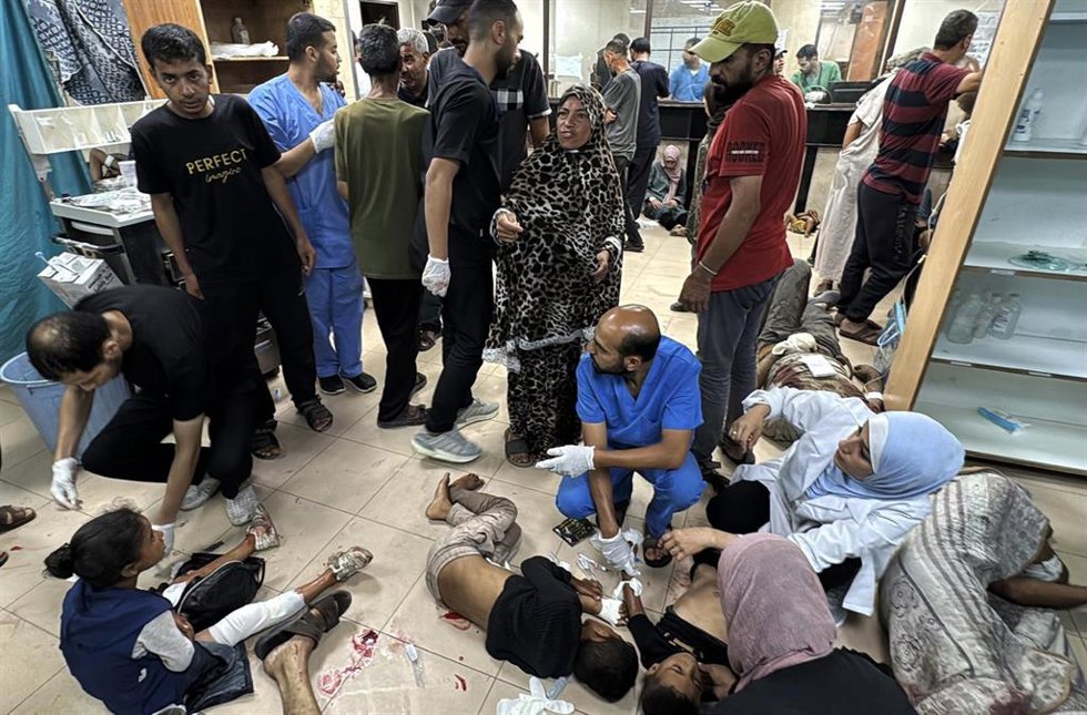 Un menor es atendido en el hospital tras resultar herido por una bomba del Ejército israelí en Deir al Balá, Gaza