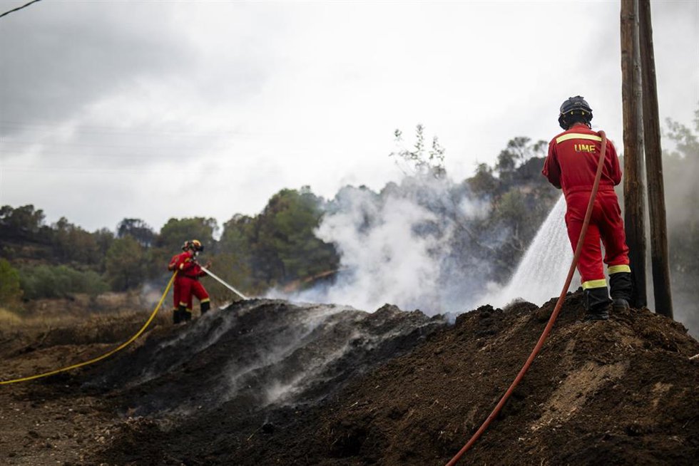 Efectivos de la UME trabajan en una zona afectada por el incendio, a 9 de julio de 2025, en Xerta, Tarragona, Catalunya (España).