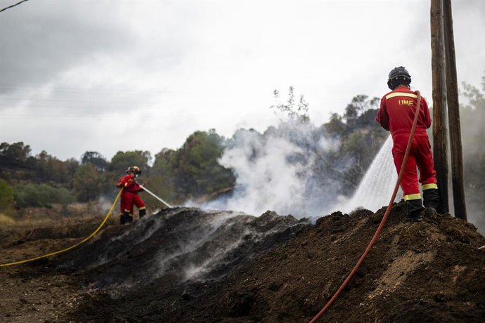 Efectivos de la UME trabajan en una zona afectada por el incendio, a 9 de julio de 2025, en Xerta, Tarragona, Catalunya (España). Los Bombers de la Generalitat han logrado estabilizar el incendio de Paüls (Tarragona), que se inició el pasado lunes, 7 de j
