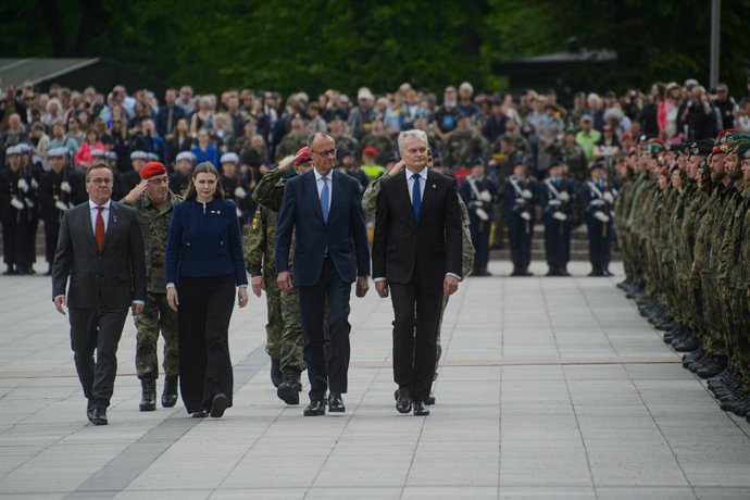 Archivo - May 22, 2025, Vilnius, Lithuania: (L-R) German Defence Minister Boris Pistorius, Lithuanian Defence Minister Dovile Sakaliene, German Chancellor Friedrich Merz and Lithuanian President Gitanas Nauseda  inspect the troops during the ceremony of t