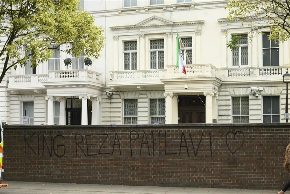 Vista de la sede de la Embajada iraní en Londres, con una pintada de protesta