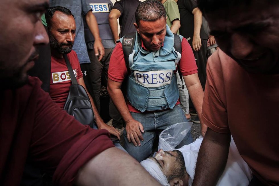 Archivo - Periodistas alrededor de un compañero fallecido por un ataque de Israel en la Franja de Gaza