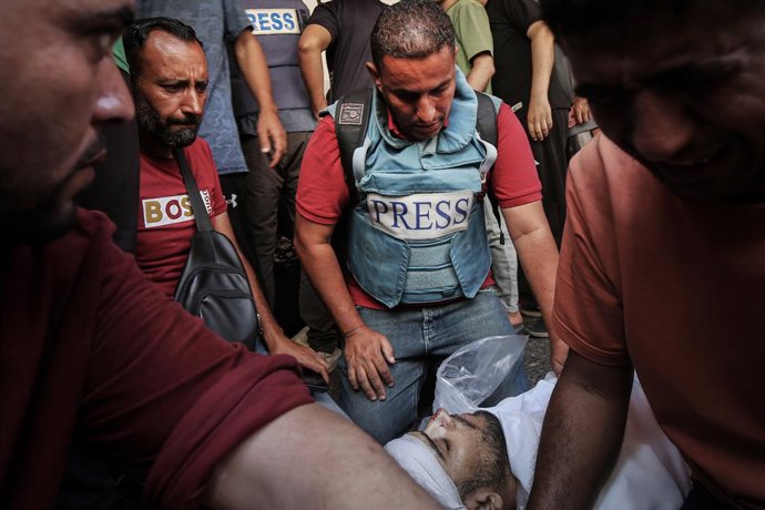 Archivo - GAZA, June 5, 2025  -- People attend the funeral of three Palestinian journalists killed in an Israeli airstrike, in Gaza City, on June 5, 2025. The death toll in Gaza from the Israeli attacks has reached 54,677 since the start of the offensive 
