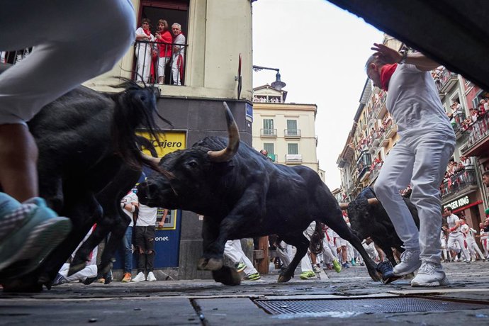 Archivo - Un toro durante el sexto encierro de las Fiestas de San Fermín 2024, a 12 de julio de 2024, en Pamplona, Navarra (España). El sexto encierro de los Sanfermines de 2024, protagonizado por la ganadería Jandilla, ha dejado tres solicitudes de trasl