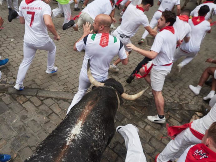 Archivo - Corredores durante el tercer encierro de los Sanfermines 2024, a 9 de julio de 2024, en Pamplona, Navarra (España). Dos corredores han resultado heridos con contusiones durante el tercer encierro de los Sanfermines de 2024, protagonizado por los