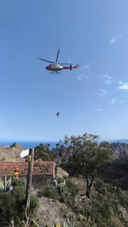 Un helicóptero realiza el rescate de dos turistas afectados por agotamiento por un sendero en el macizo de Anaga, en Tenerife