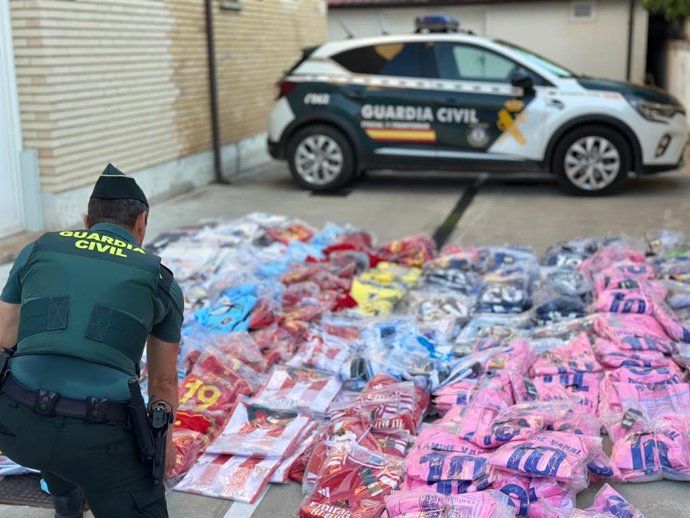Un agente de la Guardia Civil con la ropa intervenida.