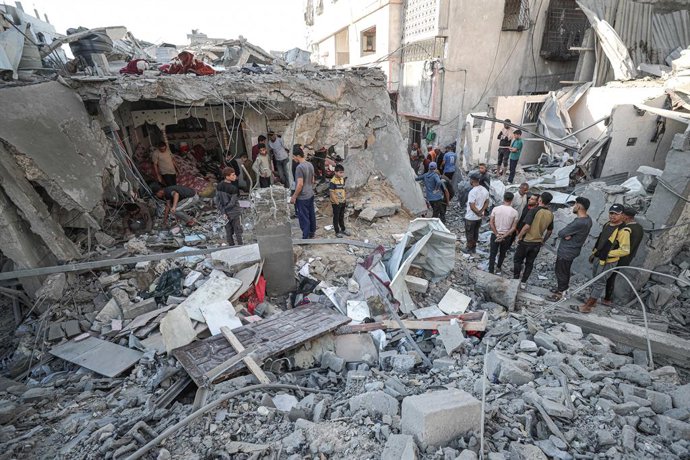 Archivo - Palestinos en un lugar bombardeado por el Ejército de Israel en Yabalia, en el norte de la Franja de Gaza (archivo)